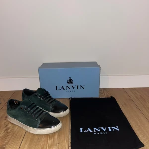  Lanvins  - Sjukt unika gröna lanvins i mocka med mörk captoe. Skorna är i bra skick med en defekt på innersidan av skon (se bild), men det är inget som syns när man har på sig skorna. Något litet märke på captoe men inget man tänker på. Pris diskuterbart vid snabb affär. Låda och dustbag tillkommer. Hör gärna av dig om du har en fundering eller vill ha ytterligare bilder. Nypris ca 5800