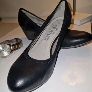 Äkta vintage S. Oliver skinn skor  - Storlek 36, knappt använda! Äkta skor,äkta läder. Jättefina klassiskt svarta klackskor.