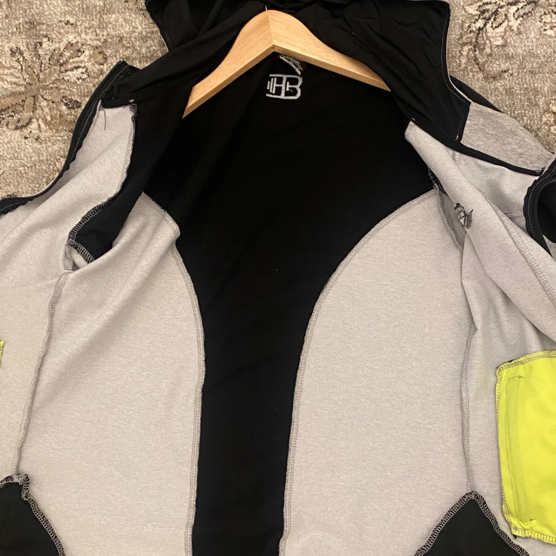 Grå och svart hoodie från HB - 2