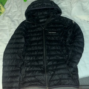 Peak performance vinterjacka. - Peak performance jacka, i storlek S. Jag säljer denna för den har växt ur mig. Inga större fel på den nån liten fläck i luvan som inte går bort men den syns bara med blixt. Lägg bud!!!!