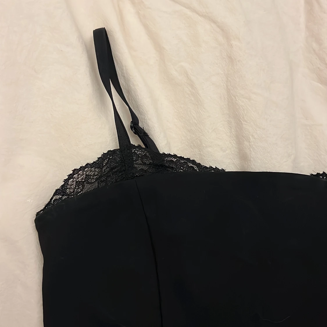 Svart linnetopp med spets från Amisu - 1