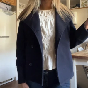 Marinblå kappa  - Snygg marinblå kappa från Gina tricot i storlek 158/164💕