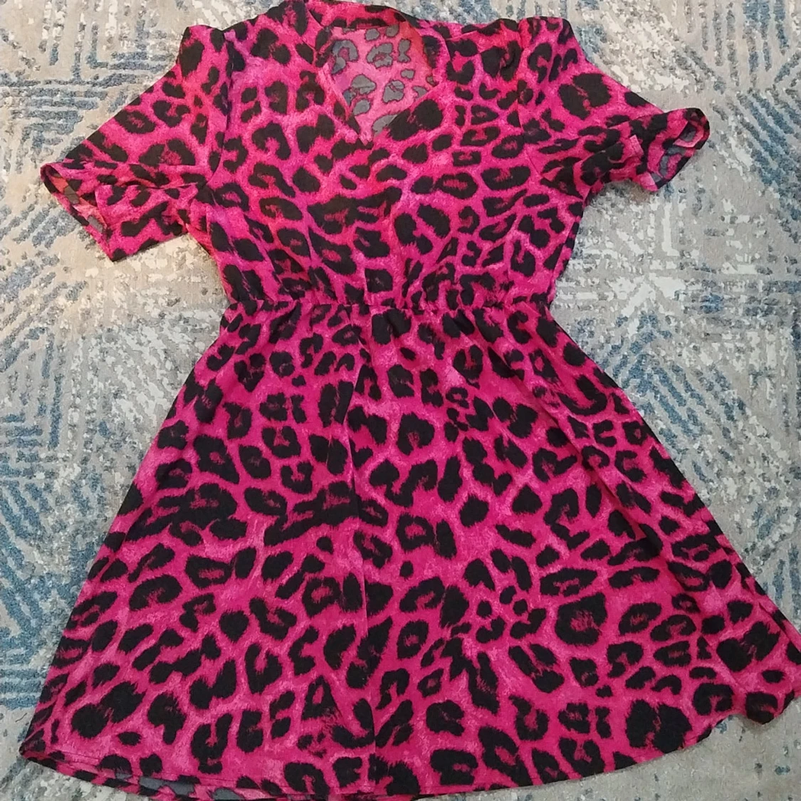 Rosa leopardmönstrad kortklänning