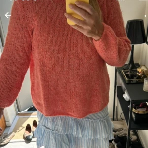 Rosa stickad tröja från American Vintage - Supermysig rosa stickad tröja från American Vintage i storlek L. Men den passar mig som vanligtvis har S även ibland xs. Skriv för fler bilder🥰.               (obs bilderna är lånade)