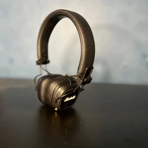 Marshall Major IV - Marshall Major IV over-ear hörlurar i svart, klassisk design med vikbar bygel för enkel transport. Hörlurarna är i mycket gott skick utan synligt slitage. Perfekt för musikälskare som söker kraftfullt ljud och ikonisk Marshall-stil.