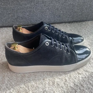 Lanvin skor - Hej, säljer nu dessa Lanvin skor. Mycket bra skick! Väldigt bra glans samt undersula vilket visas på bilder. Storlek 11 vilket motsvarar 45. Garanterad äkthet. Säljs utan innersulor. Finns även mindre defekt på glanset på ena skon, kom privat för tydligare bild. Mvh Sune