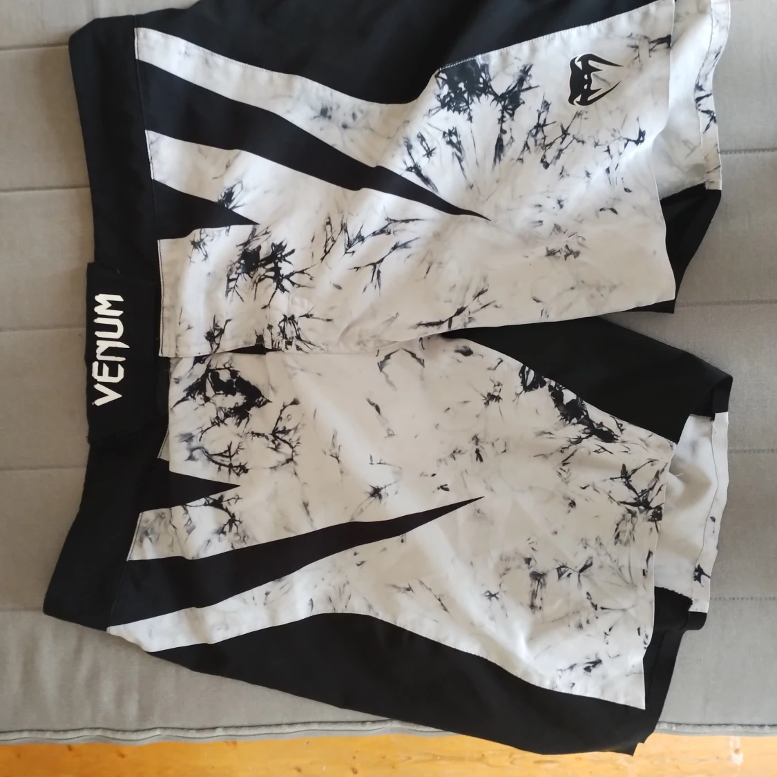 Venum svartvita träningsshorts