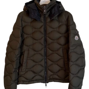 Moncler jacka  - Moncler jacka herr Khaki grön. Storlek 2 / M-S. Skick 9/10 som ny. Pris 4.990kr, finns att köpa på våran hemsida, Fashionels.com