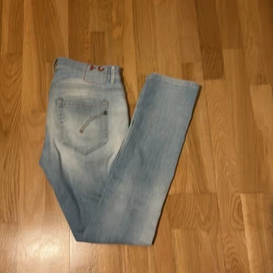 Dondup Jeans - Ljusblå sonson George typ nyskick, endast använt några få gånger inga tecken på användning.