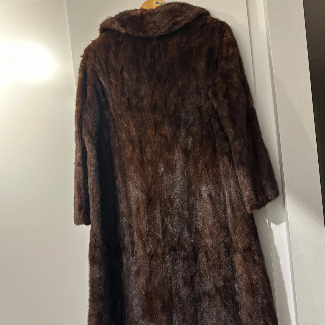 Brun pälsjacka med klassisk krage - 2