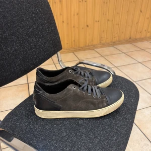 Lanvin skor - Lanvin skor med strlk UK8 skicka 8,5/10 nypris: 6000 Inga defekter på skorna. Hör av dig vid minsta fråga