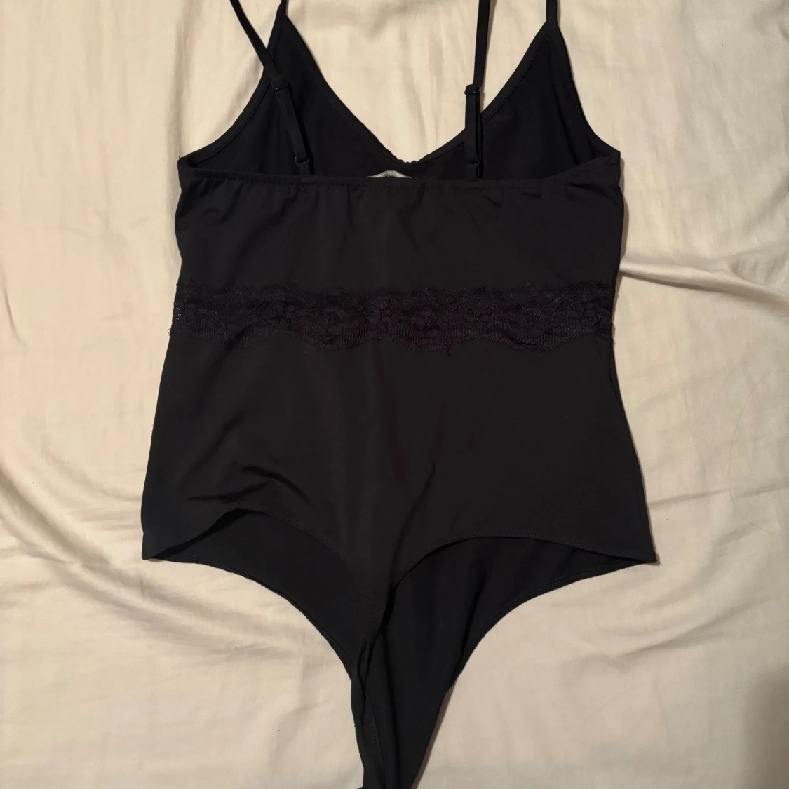 Svart bodysuit med spetsdetalj - 1