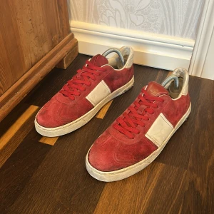Valentino Flycrew röda sneakers mocka - Snygga Valentino Flycrew sneakers i färgen röd mocka. Skorna är i storlek 42,5. Två nitar saknas (en saknas på varje sko) men går lätt att fixa med nya nitar. Hälarna är lite slitna men går lätt att fixa också. Priset är inte fast och kan där med diskuteras. 