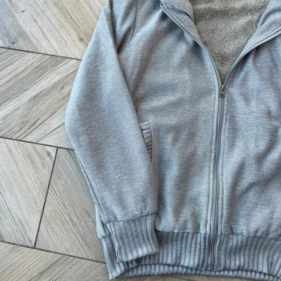 Grå hoodie med fluffigt foder - 1