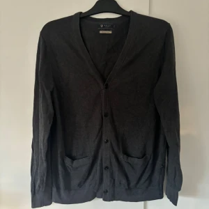 Riley kofta - Grå eftertraktad finstickad Riley kofta i mycket gott skick och storlek M. En helt otrolig merinoulls tröja perfekt nu till vintern! Inga hål eller fläckar. Tveka inte vid minsta fråga eller fundering🤩