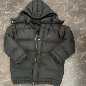 Ralph Lauren Jacka - Tjena säljer nu en nästan ny Ralph Lauren jacka i storlek 146cm ny pris cirka 3500kr sickar så snabbt som möjligt 