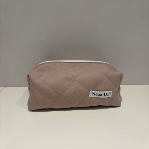 Beige necessär  - Ännu en unik necessär med återvunnet tyg! Denna necessär är beige och den är i storlek M.🩷