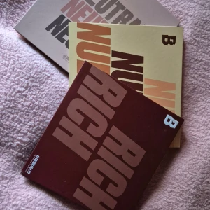 Beauty Bay ögonskuggspaletter 3-pack - Tre stora ögonskuggspaletter från beautybay: Rich, Nude och Neutral. Varje palett har 35 färger. Dom kommer inte till användning. Otroligt mycket pigment. Majoriteten av färgerna är orörda.  Säljer dom vidare så dom inte bara ligger. Tyvärr är dom lite nött på ena hörnet - se bilder. 