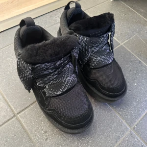 Uggs lowmel - Använd 1-2 gånger köpt fel storlek så säljs vidare :). Ser helt nya ut, det bara ställa frågor om det något du undrar. 