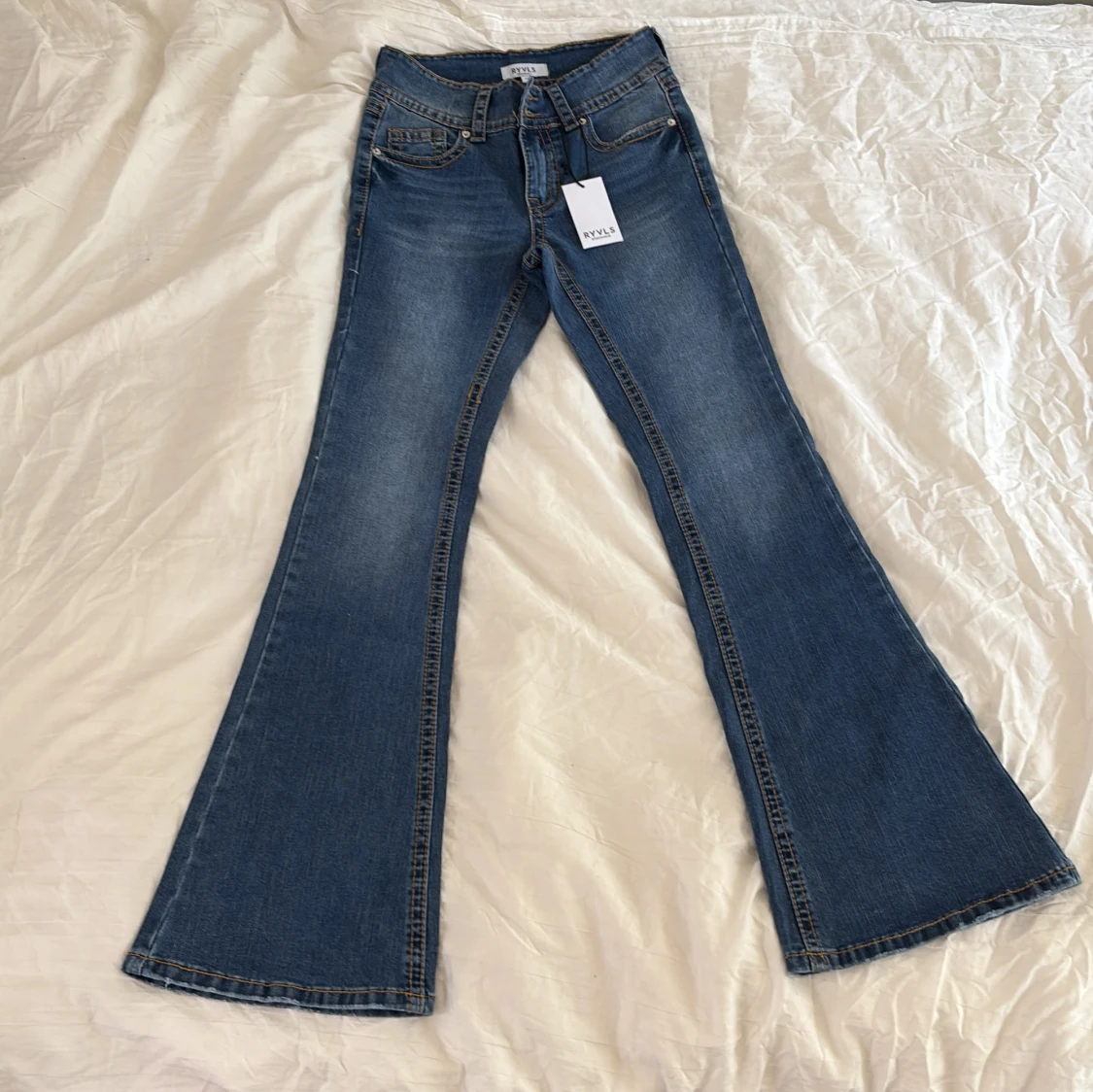Blå bootcut jeans från RYVLS