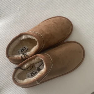 Lager 157 uggs 36/37 - säljer dessa söta low uggs från lager 157– aldrig använda, nya med prislappen kvar och har inga defekter. meddela vid frågor eller funderingar, perfekta till vintern nu! buda jätte gärna! ❤️