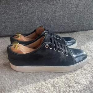 Lanvin skor - Hej, säljer nu dessa Lanvins. Storlek 8 vilket motsvarar 42-43. Garanterad äkthet. Innersula samt yttersida sliten. Kom privat för fler bilder. Allt gott/Sune