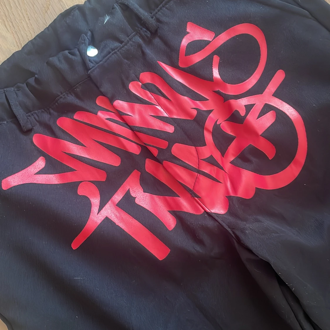 Minustwo Svarta cargopants med röd graffiti - 1