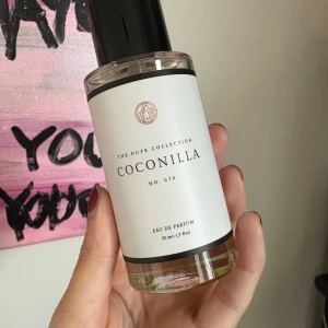 Coconilla Eau de Parfum 50ml - Coconilla från märket curiosa, lite använd, se sista bild🩷 Toppnoter: Salt karamell, Pistage, Kokosvatten Hjärtnoter: Vanilj, Kokosmjölk, Jasmin Basnoter: Tonkaböna, Sandelträ, Mysk, Amber. 🩷