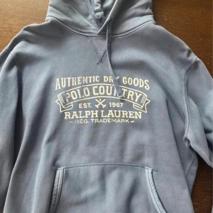 Ralph Lauren Hoodie - Jäkligt snygg Ralph Lauren hoodie säljes för en steal. Passar bra till många outfits och är ett perfekt plagg nu till hösten/vintern. Pris kan diskuteras vid snabb affär! ✅Tveka inte på att höra av dig om du har några frågor! //Gidlöfs