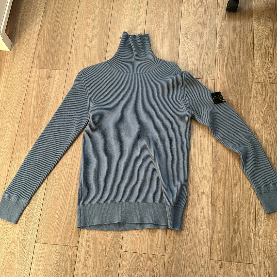 Blå ribbad turtleneck från Stone Island i storlek L