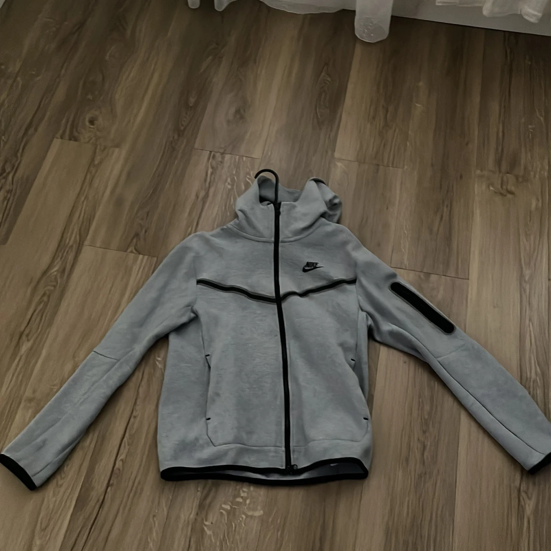 Grå Nike zip-hoodie med svarta detaljer