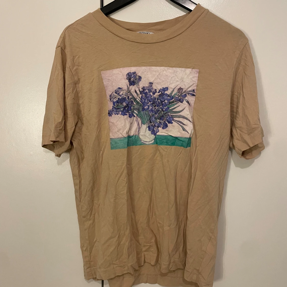 Beige t-shirt med blommigt tryck