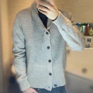 Cardigan | Grå - Cardigan | Ljusgrå | Ull Blandning | Stl M | H&M premium | 185 cm & 72 kg han på bilden | Nypris 599:-