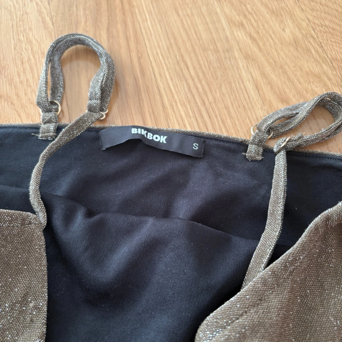 Glittrig brun klänning från BikBok - 2