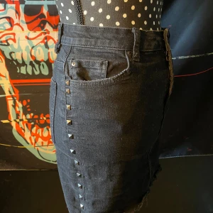 Jeans kjol med nitar  - Asså dockan ger ingen justice. Sitter fint och lagom lång. Ish halvvägs ner på låren. Högre milda med möjlighet för bälte. 