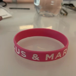 Rosa Marcus & Martinus armband - Säljer min rosa Marcus&Martinus armband,pris kan diskuteras 💗