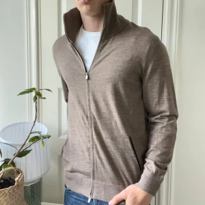 Massimo dutti full zip merino wool - Massimo dutti full zip merino wool, litet hål som ni ser. Merino wool storlek L! Modellen är 180,75kg✌️