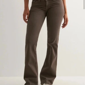 Bruna bootcut jeans med detaljer - Snygga bruna mid waist bootcut jeans från Nelly med sömdetaljer på bakfickorna. Jeansen har ganska bra stretch. Säljer pga att de är för stora, använda endast två gånger så inga tecken på användning 🩷de är endast använda 1 gång så extremt bra skick 