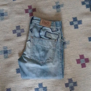 Vintage dolce gabbana jeans - Riktigt snygga dolce gabbana jeans. Midja:40cm. innerben:86cm. Ytterben:110.   FRI FRAKT