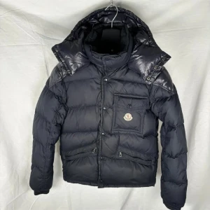 Moncler montclar  - Riktigt snygg marinblå moncler montclar. Knappt använd, väldigt bra skick. 8/10. Köptes från store enda förra vintern, kvitto finns. Storlek 2, vilket innebär S/M 