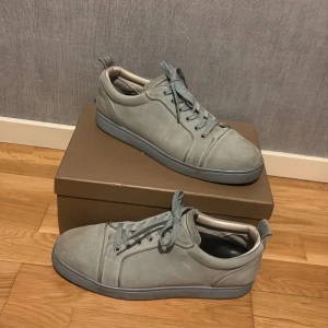 Christian Louboutins - Feta ljusblå loubs utan spikar. Helt okej skick, sakerna som sticker ut är snöre spruckit där bak och de har tappat formen vid innersidan då jag haft andra sulor inuti. Det låga priset är av dessa skäl och att jag inte har kvar orginalinnersulan