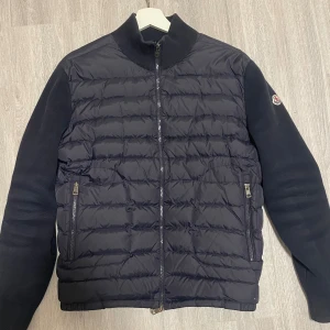 Marinblå Moncler cardigan  - Snygg marinblå cardiganjacka från Moncler. Inga defekter alls! storlek L men sitter som M 