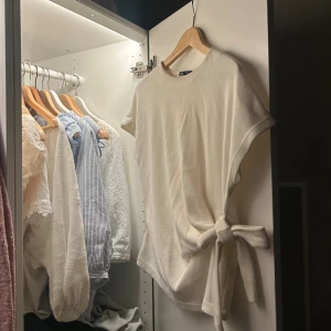 Cremevit stickad T-shirt - Så fin stickad T-shirt med knytdetalj från Zara💗Storlek M och i bra skick. En liten defekt som syns på sista bilden men absolut inget man tänker på