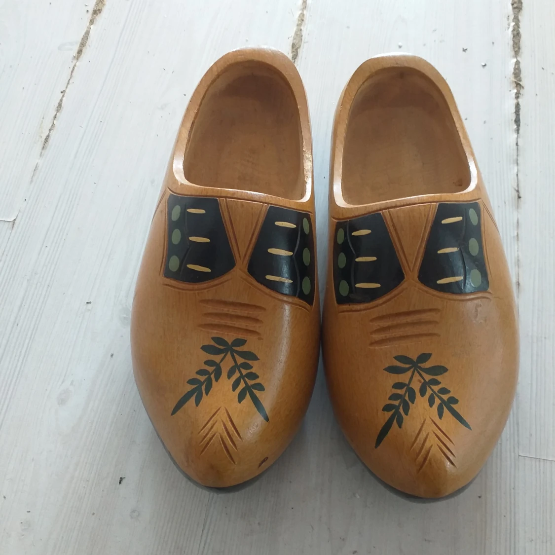 Träskor med målade detaljer