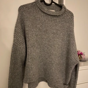 Grå stickad polotröja - Stickad tröja med polokrage. Mysig och varm till vintern, i storlek M. I bra skick och säljs då den inte längre används❣️