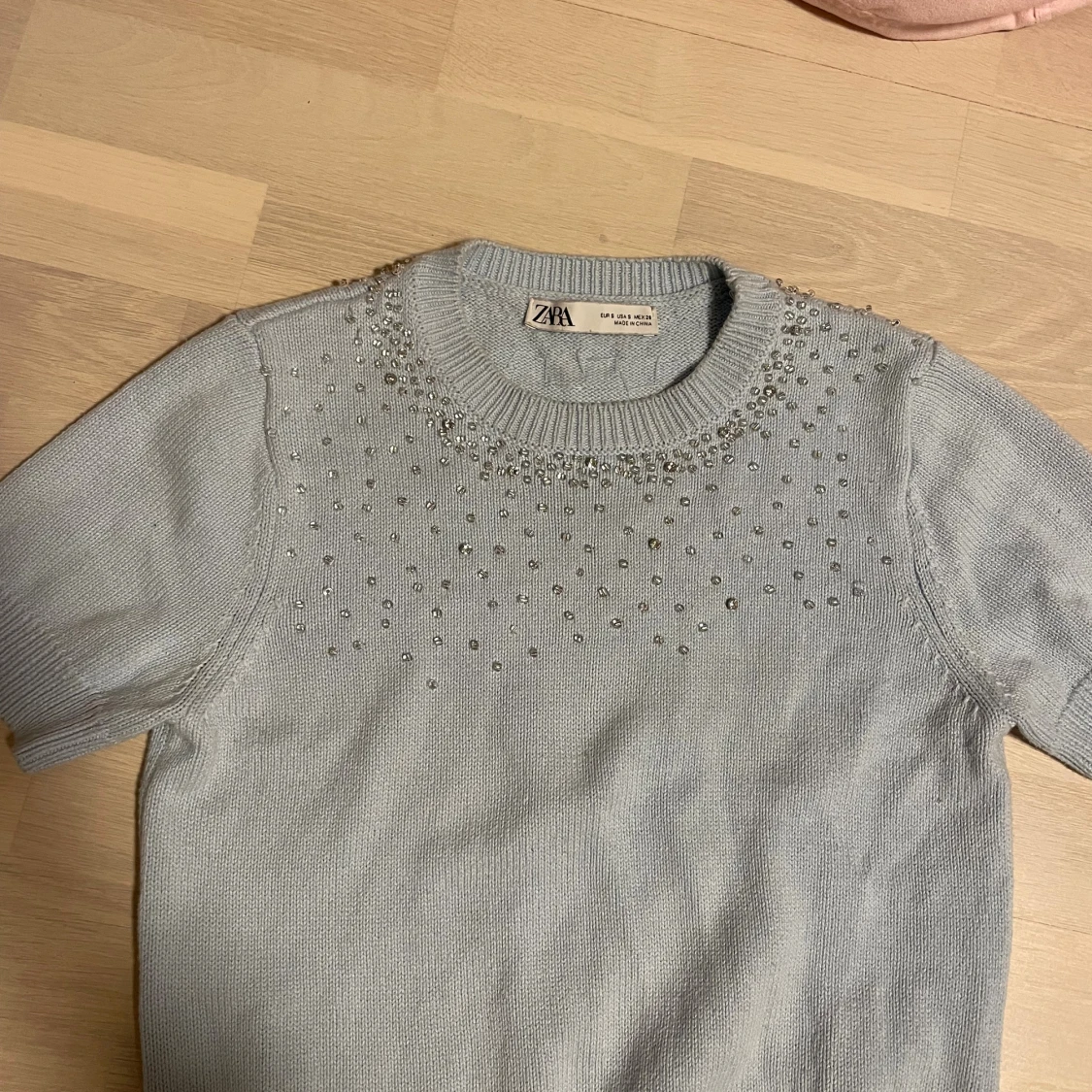 Ljusblå stickad T-shirt med pärlor - 2