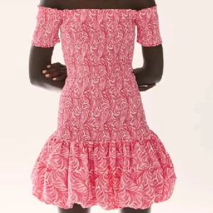 Rosa offshoulder klänning  - Jättefin klänning från hm som inte längre går att köpa. I nyskick, inga defekter. 