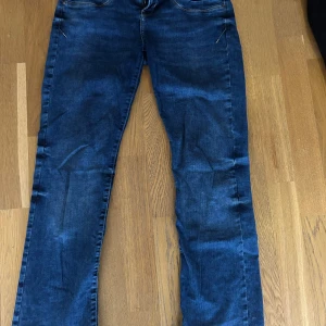Lågmidjade flaire Ltb blå jeans - Säljer ett par ltb jeans  i mörkblå tvätt. W28L30. Insydda ca 4cm i midjan så kan passa från W26tillW28. Kan tänka mig att gå ner i pris. Bra skick knappt använda 