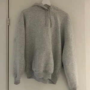Grå hoodie  - Bikbok hoodie, använd men endast lite nopprig. Skönt material och passar bra till vardags. Säljer då jag inte använder den. Hör av er för fler bilder 💞