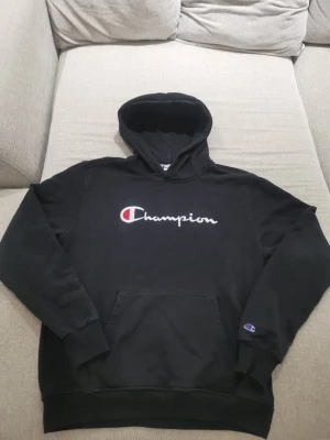 Svart  hoodie - Säljer en super snygg svart hoodie som är i jättebra skick! Har använts få gånger. Storlek M, hör av dig vid frågor! 